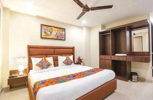 Delhi Hotel | FabHotel Nirvana Residency