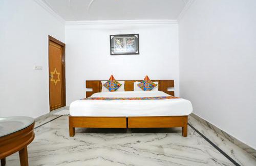 Dwarka Hotel | FabHotel Premium Rooms - Nr Yashobhoomi Convention Centre