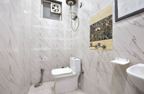 Delhi Hotel | FabHotel Royal Reena Residency