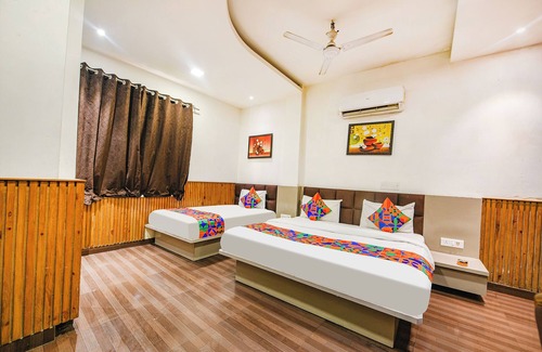 Azadpur Hotel | Fabhotel Shri Sai Dx