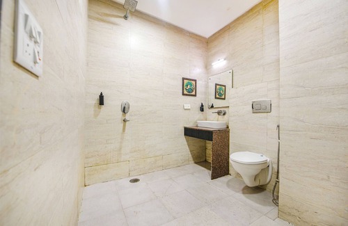 Azadpur Hotel | Fabhotel Shri Sai Dx