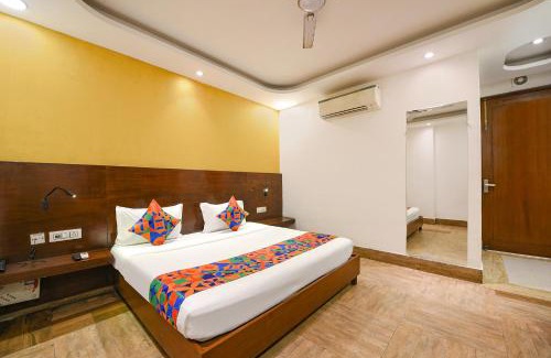 Delhi Hotel | FabHotel Under Bridge - Near Nizamuddin Railway Station