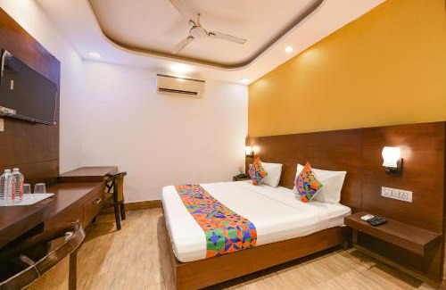 Delhi Hotel | FabHotel Under Bridge - Near Nizamuddin Railway Station