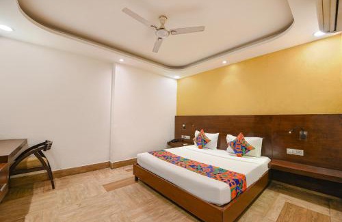 Delhi Hotel | FabHotel Under Bridge - Near Nizamuddin Railway Station
