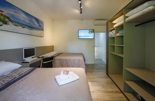 Riviera de Sao Lourenco Apartment | Fabuloso flat 243 Amarílis 2 piscinas climatizadas, carregador veiculo elétrico Riviera de São Lourenço, Bertioga Apartamento Duplex inteiro, cozinha equipada completa, serviço de praia, limpeza e trocas diária de toalhas, wi-fi 500mb