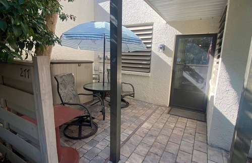 South Bradenton Condo | Fabulous 2-bed 2-bath main floor condo in Wildwood Springs