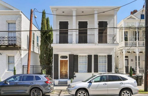 Saint Thomas Development Apartment | Fabulous 2 Bed a block off of Magazine Street!