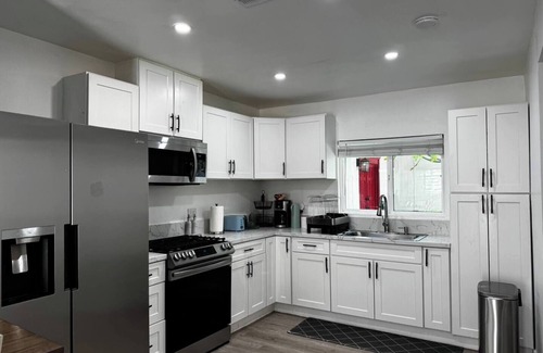 Porter Ranch House | Fabulous 2-bedroom house in Los Angeles
