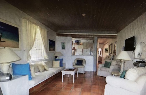 Gibbs Bay Villa | Fabulous 2 bedroom villa with pool and 5 min walk to Mullins Beach