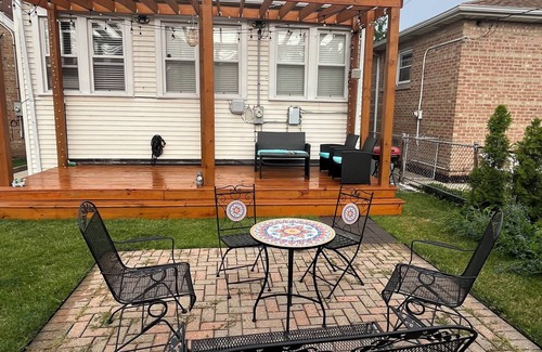 West Lawn Apartment | Fabulous 3-bedroom apartment with AC in Chicago close midway airport