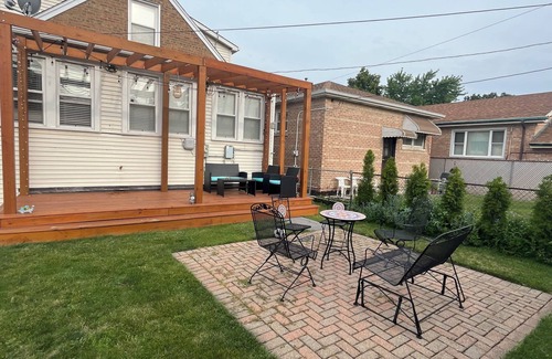 West Lawn Apartment | Fabulous 3-bedroom apartment with AC in Chicago close midway airport