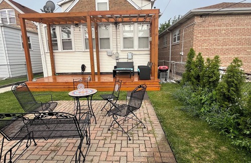 West Lawn Apartment | Fabulous 3-bedroom apartment with AC in Chicago close midway airport