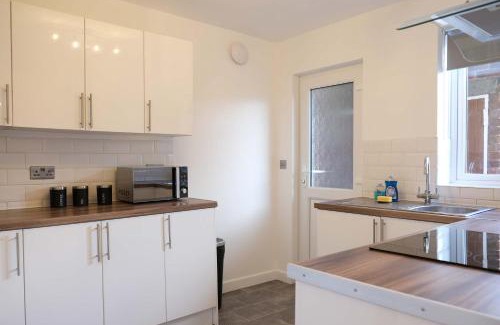 Bedford House | Fabulous 3 Bedroom Home with Parking in Bedford