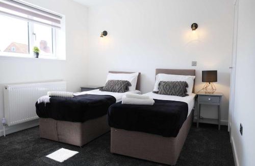 Bedford House | Fabulous 3 Bedroom Home with Parking in Bedford