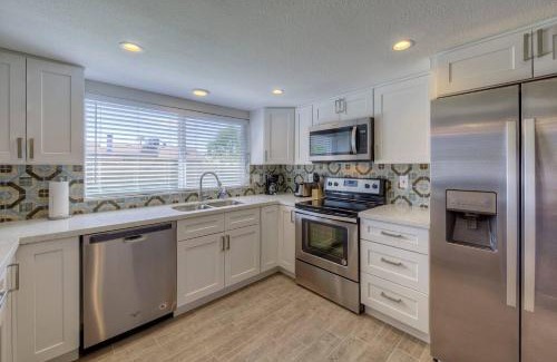 Glendale House | Fabulous 4 Bedroom Home Free Private Heated Pool