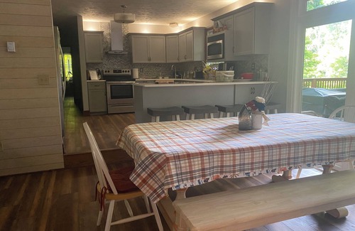 Austinburg House | Fabulous 4-bedroom house on the Grand River