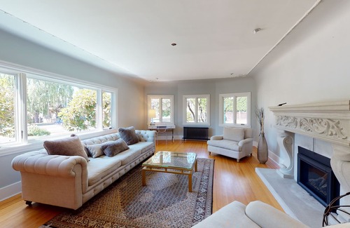Oakridge House | Fabulous 4300 Sq Ft 5 Bed + Den