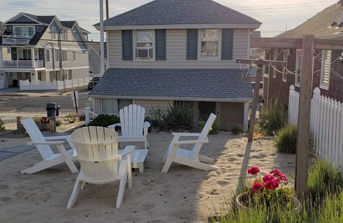 Manasquan House | Fabulous beach cottage steps to the most desirable Riddle Way beach Manasquan!