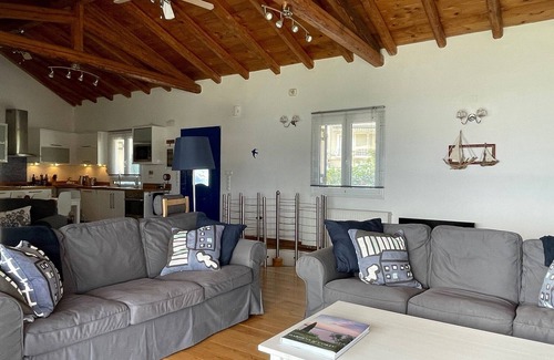 Petaleia Villa | Fabulous Beachside 4 Bedroom Detached Villa - all 5 Star reviews