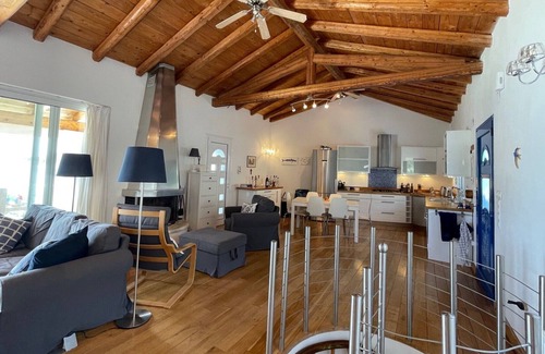 Petaleia Villa | Fabulous Beachside 4 Bedroom Detached Villa - all 5 Star reviews