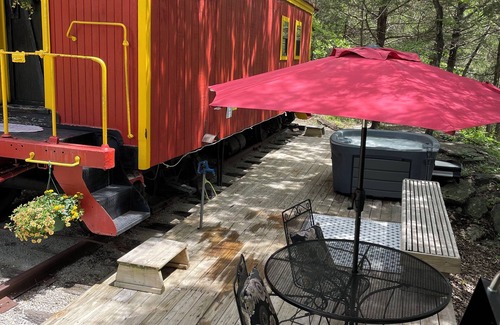Eureka Springs Cabin | Fabulous Caboose Cabin in charming Eureka Springs