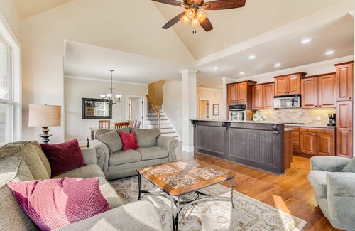 Gainesville House | Fabulous cove and location! Spacious 5 BR/4.5 BA, Outdoor Kitchen & Fire Pit
