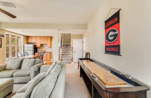 Gainesville House | Fabulous cove and location! Spacious 5 BR/4.5 BA, Outdoor Kitchen & Fire Pit