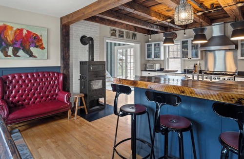 Moscow House | Fabulous Farm House! hot tub, gym, speakeasy, 3 bedroom, minutes to Stowe Resort