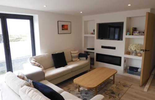 Rhosneigr Apartment | Fabulous Ground Floor Apt Adjacent to Beach