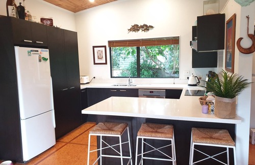 Whangapoua House | Fabulous kiwi bach 2min walk from beach