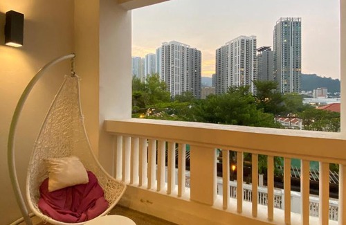 Seri Tanjung Pinang Apartment | Fabulous Modern MarinaSuite with Pool View at StraitQuay by The Sea