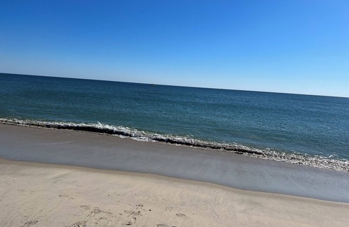 Wall House | Fabulous new 1BR Loft, 2 Blocks to the Beach