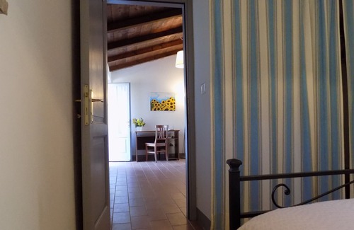 Montegabbione House | Fabulous one bedroom haven surrounded by vineyards, Wifi, A/C