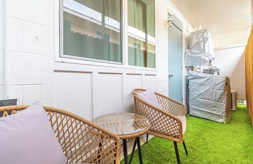 Diamond Head - Kapahulu - St. Louis Apartment | Fabulous Renovated Honolulu Loft with A/C
