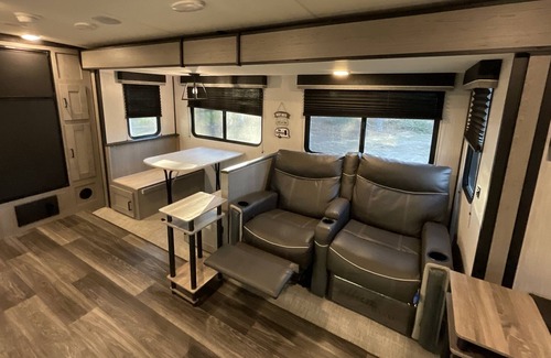 Homosassa RV Rental | Fabulous RV waiting for you to come and relax on the Beautiful Homosassa River