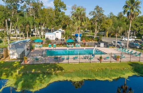 Homosassa RV Rental | Fabulous RV waiting for you to come and relax on the Beautiful Homosassa River