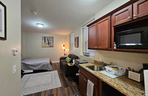 Champaign Apartment | Fabulous Stay at the Historic Inman