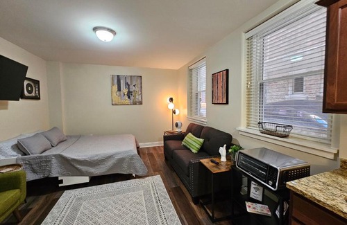 Champaign Apartment | Fabulous Stay at the Historic Inman