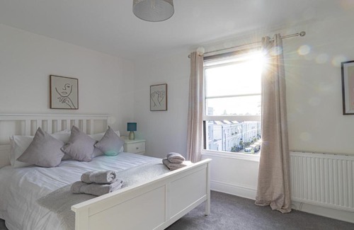 Montpellier House | Fabulous, vibrant, town house, central Bath Road