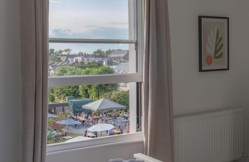 Montpellier House | Fabulous, vibrant, town house, central Bath Road
