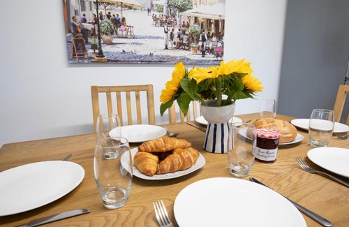 Montpellier House | Fabulous, vibrant, town house, central Bath Road