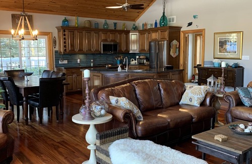 Bracebridge Cottage | Fabulous Waterfront Property in Muskoka