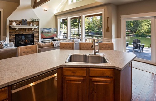 Sagle House | Fabulous Waterfront Home for Families and Friends, Pet Friendly