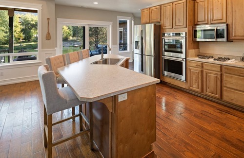 Sagle House | Fabulous Waterfront Home for Families and Friends, Pet Friendly