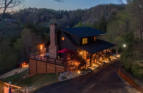Burnsville Cabin | Fainting Goats - Epic 270° Views - Luxe Mtn Escape!