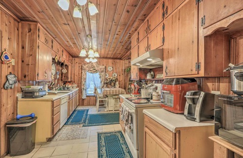 Cliftondale House | Fairburn Area Home w/Deck ~ 20 Mi to Atlanta