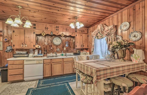 Cliftondale House | Fairburn Area Home w/Deck ~ 20 Mi to Atlanta
