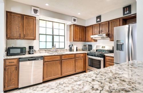 Fairburn House | Fairburn Home w/2 Decks, Grill & Outdoor Dining!