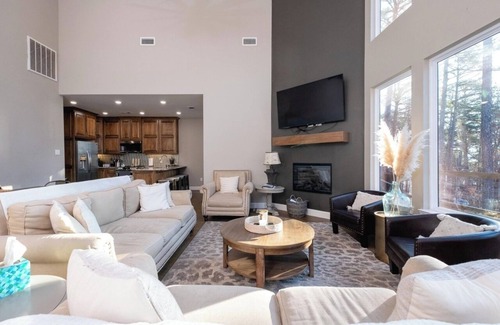 Fairfield Bay House | Fairfield Bay 4-Bedroom Cabin with Lake View, Sleeps 12 - Quiet & Relaxing
