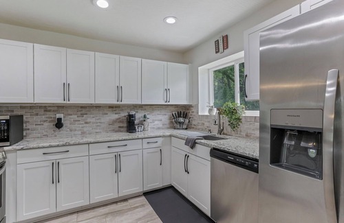 Fairfield Beach House | Fairfield Beach Home near Lake with Hot Tub